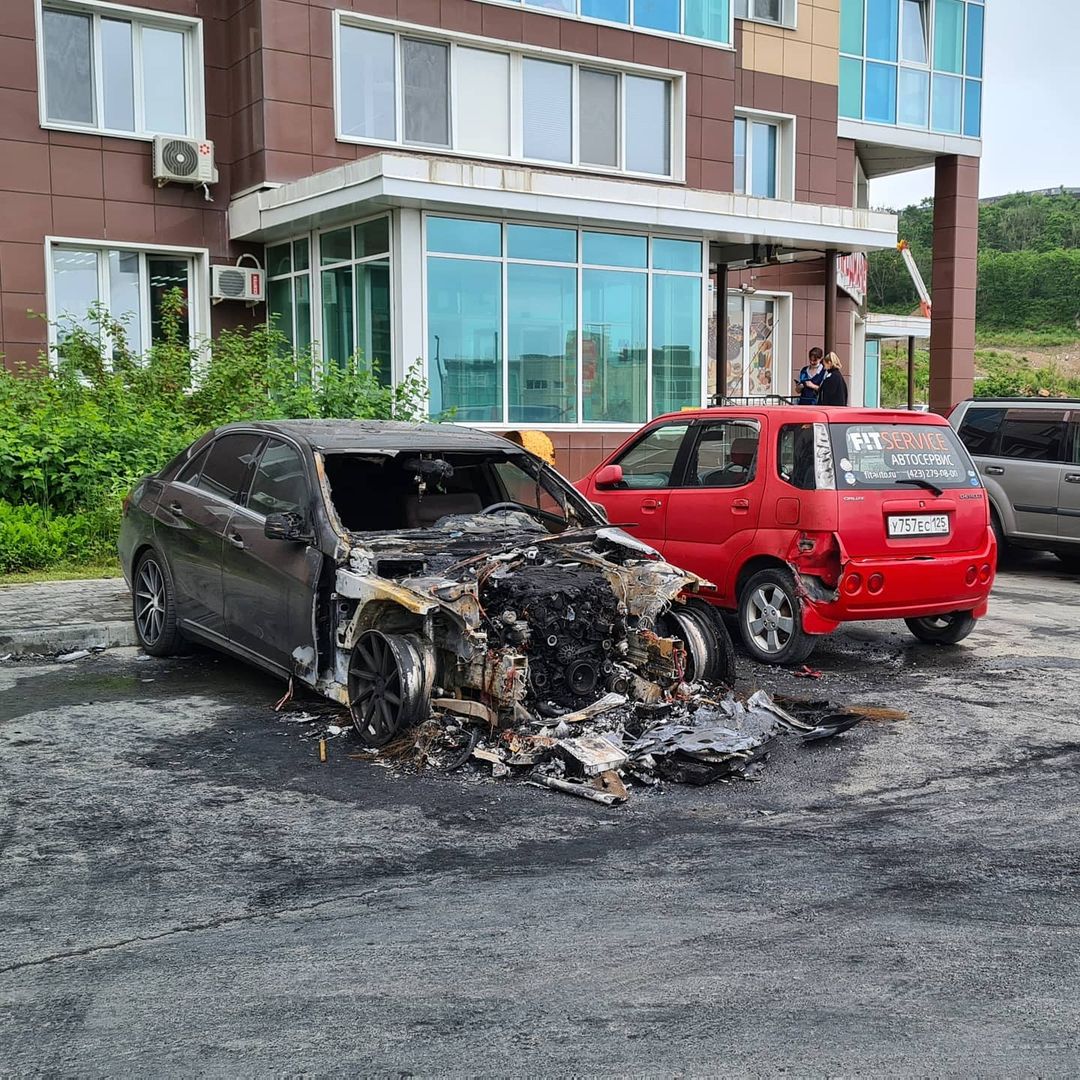 Автомобиль сгорел ночью во Владивостоке | 11.07.2021 | Владивосток -  БезФормата