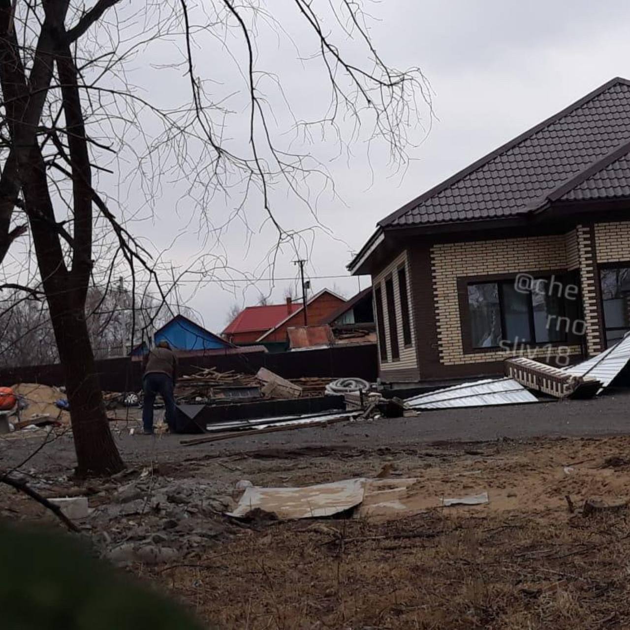 Уссурийск серьёзно пострадал из-за сильного ветра | 09.04.2022 | Владивосток  - БезФормата