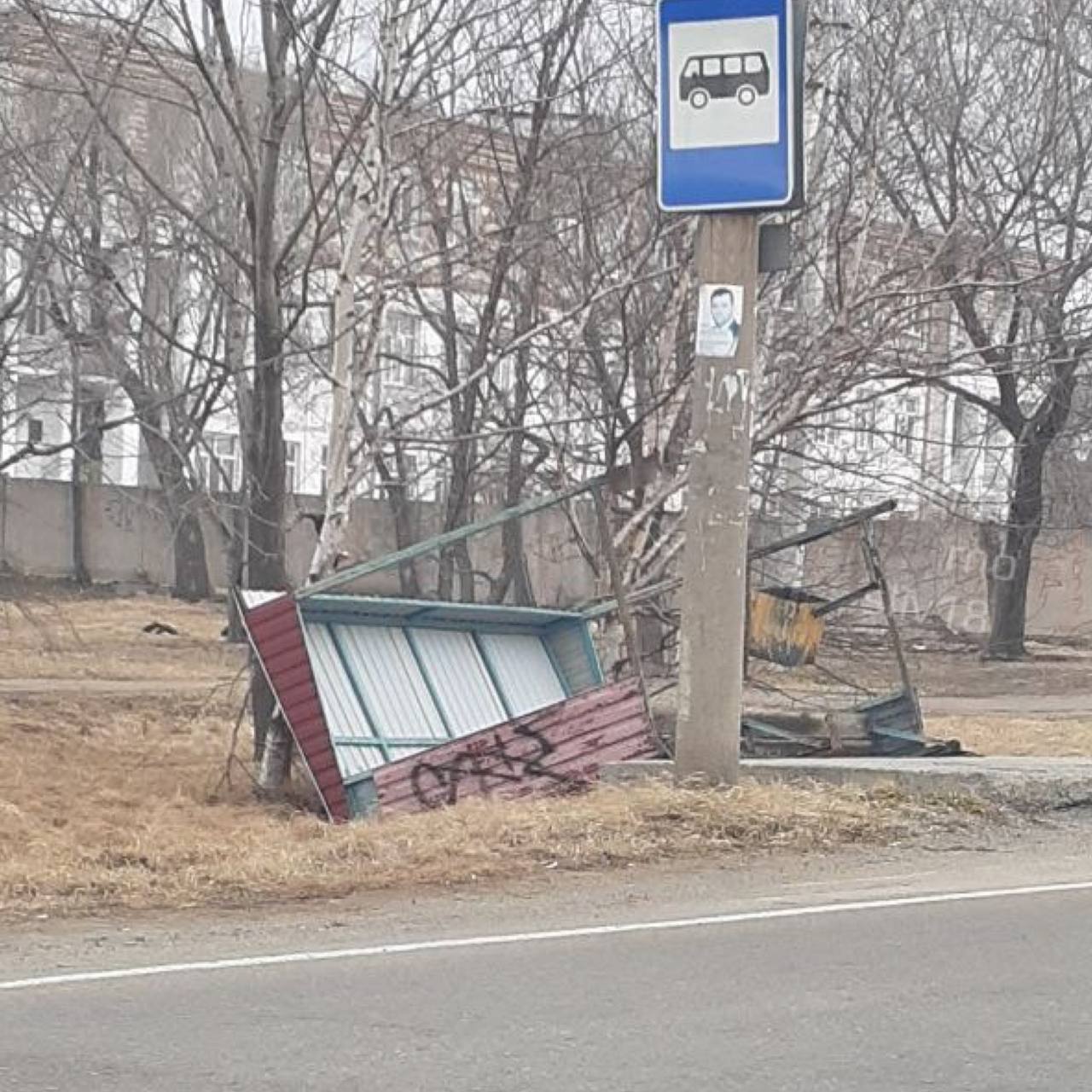 Уссурийск серьёзно пострадал из-за сильного ветра | 09.04.2022 | Владивосток  - БезФормата