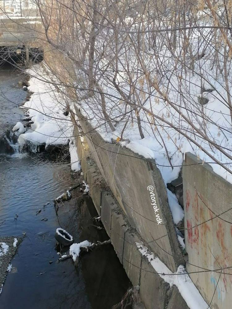 Жители Владивостока обеспокоены состоянием стены возле реки