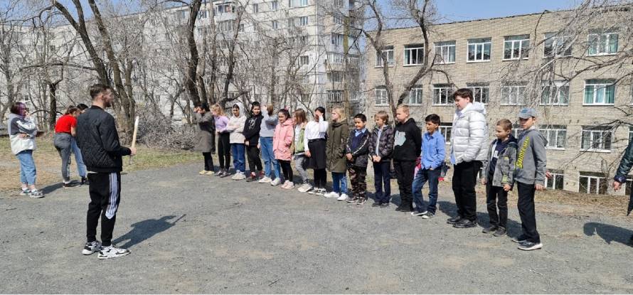 Школьники Владивостока учатся играть в городки
