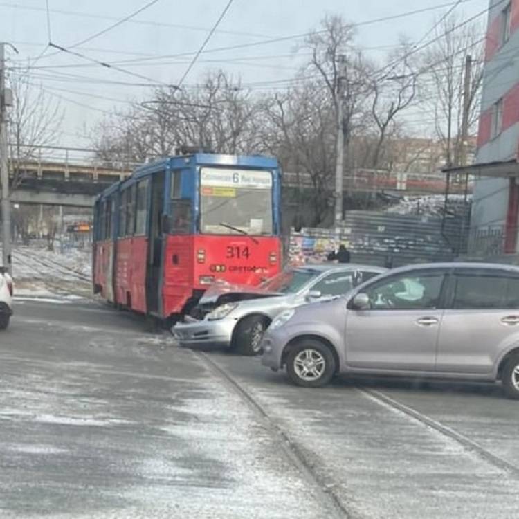 Во Владивостоке произошло ДТП с трамваем