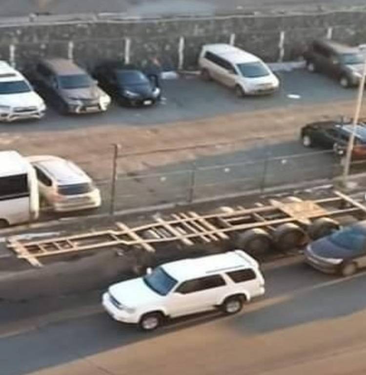 Во Владивостоке бесхозный прицеп больше месяца мешает водителям
