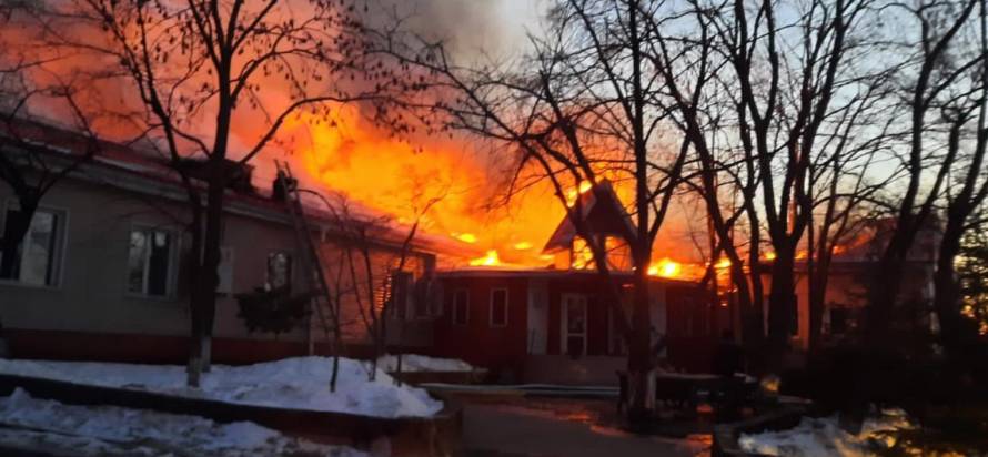 Мощный пожар охватил здание школы во Владивостоке