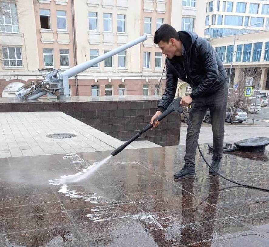 Во Владивостоке начали мыть памятники