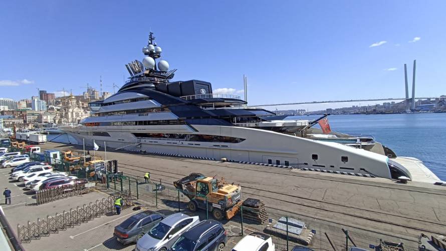 Во Владивостоке пришвартовалась 142-метровая яхта российского миллиардера