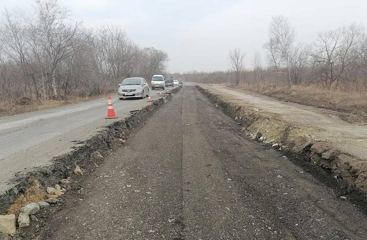 В Приморье продолжили ремонт дороги на Суражевку