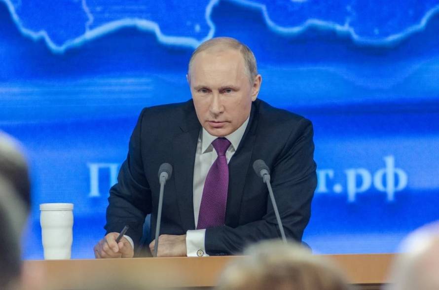 Путин поручил усилить социально-экономическую поддержку россиян
