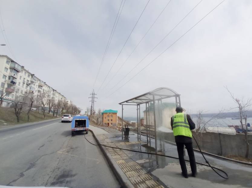 Остановки общественного транспорта во Владивостоке моют и очищают