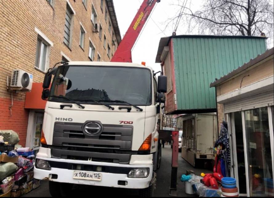 Незаконные торговые павильоны и гаражи убрали с улиц Владивостока