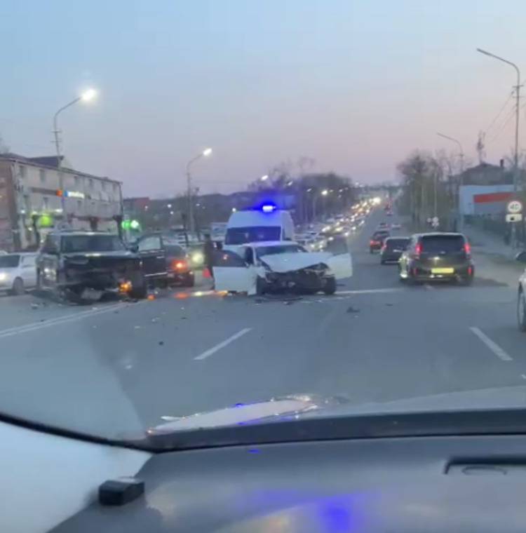 В Артеме произошло жесткое ДТП с участием трех машин