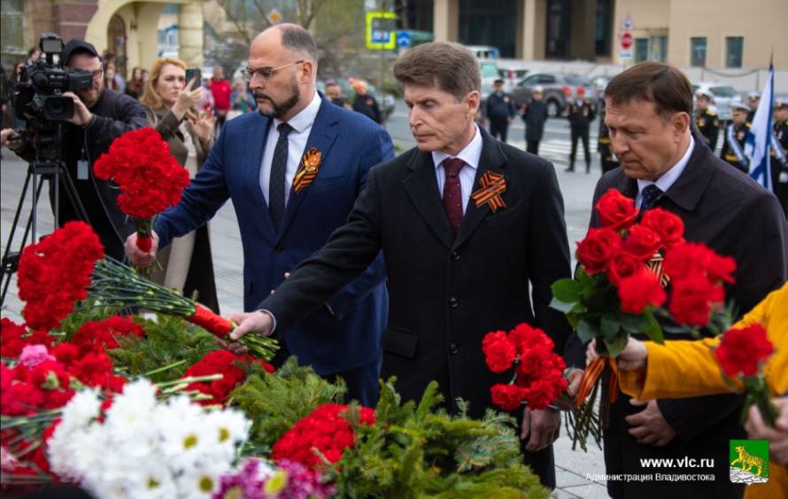 Глава Приморья и Владивостока возложили цветы к «Вечному огню»