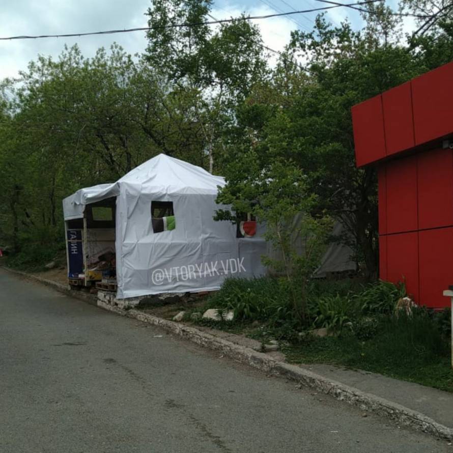 Во Владивостоке вместо снесенных торговых точек возвели таинственный шатер