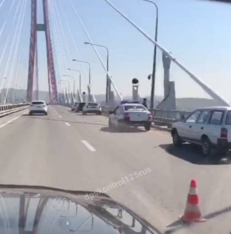 Во Владивостоке человек упал с Русского моста
