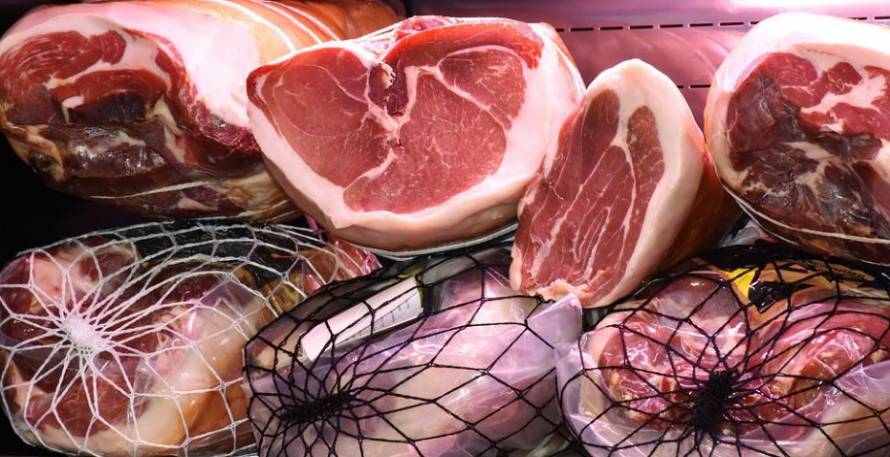 В Приморье в полуфабрикате из свинины выявили опасных бактерий