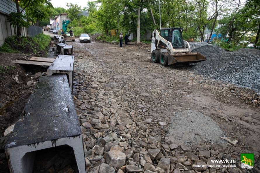 Во Владивостоке на Хуторской монтируют дождеприёмные лотки