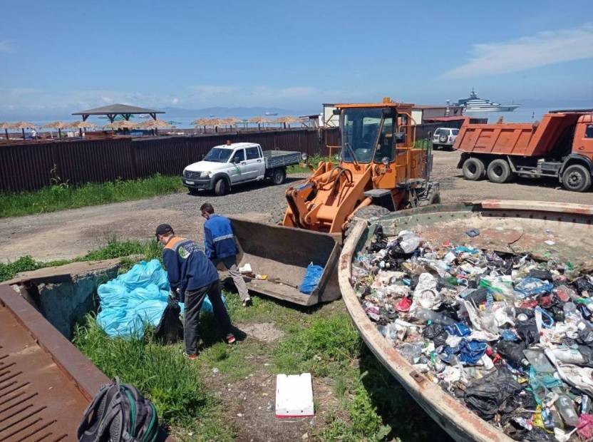 Дорожники Владивостока вывезли несколько свалок мусора