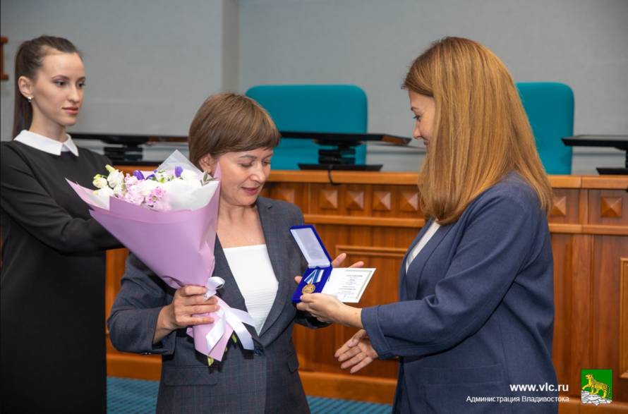 Награды заслуженным медикам вручили во Владивостоке