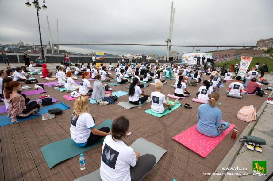 Международный день йоги отметили во Владивостоке