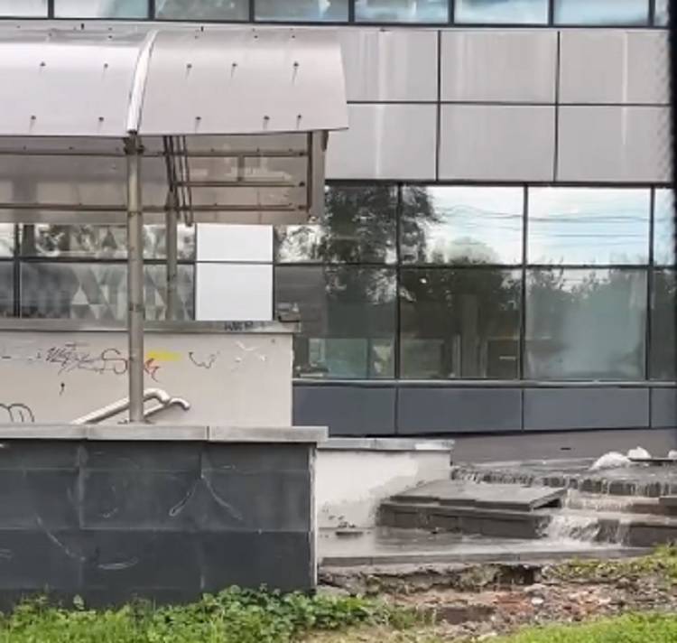 Во Владивостоке из-за дождей появился новый фонтан