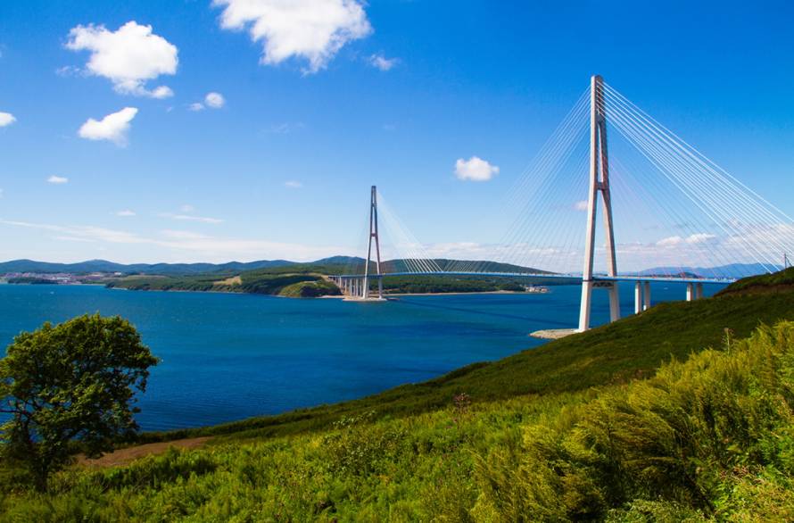 Во Владивостоке отмечают 10-летие Русского и Золотого мостов