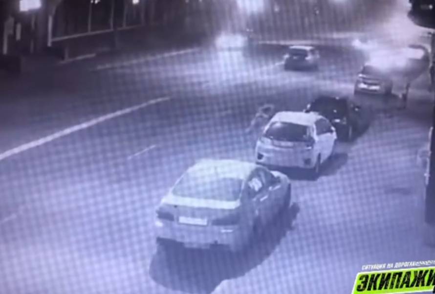 Электросамокатчик врезался в припаркованный автомобиль во Владивостоке