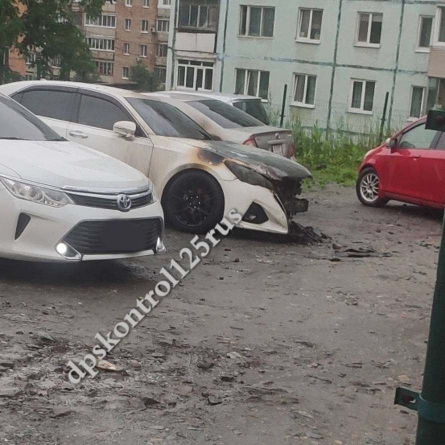 Во Владивостоке неизвестные подожгли автомобиль во дворе дома