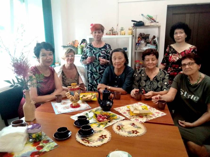 Пенсионеров Владивостока приглашают на танго, рисование и коуч-йогу