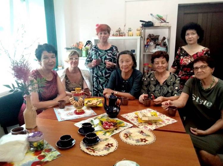 Пенсионеров Владивостока приглашают на рисование, танго и йогу