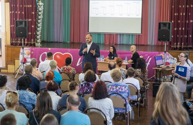 Глава Владивостока встретился с жителями Ленинского района