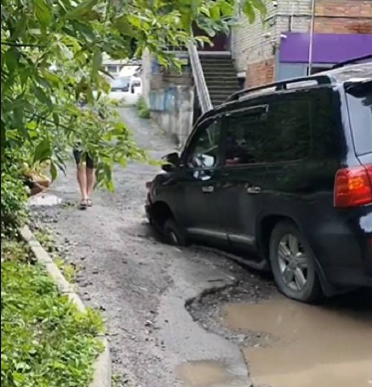 Во Владивостоке автомобиль провалился в открытый люк канализации