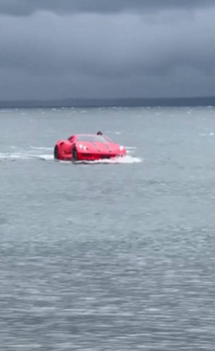 Интересное зрелище: в акватории Владивостока по воде проплыл Ferrari