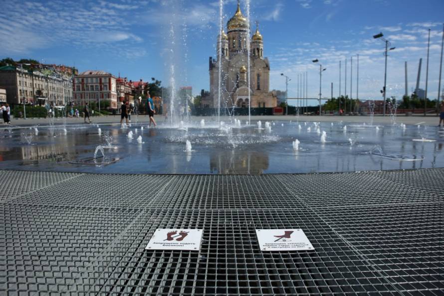 У «сухого» фонтана во Владивостоке появились таблички с правилами