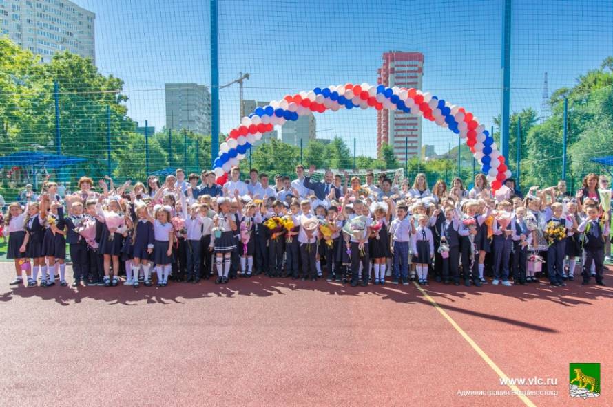 Торжественные линейки 1 сентября прошли во всех школах Владивостока