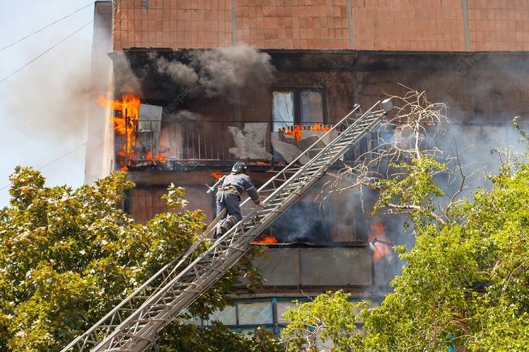 В Арсеньеве пожарные спасли двоих детей из огня