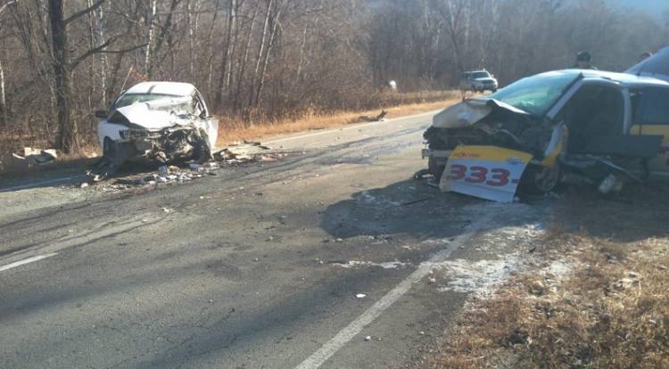 Два автомобиля столкнулись лоб в лоб в Приморском крае
