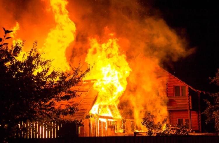 Рано утром пожар охватил частный дом в Дальнереченске