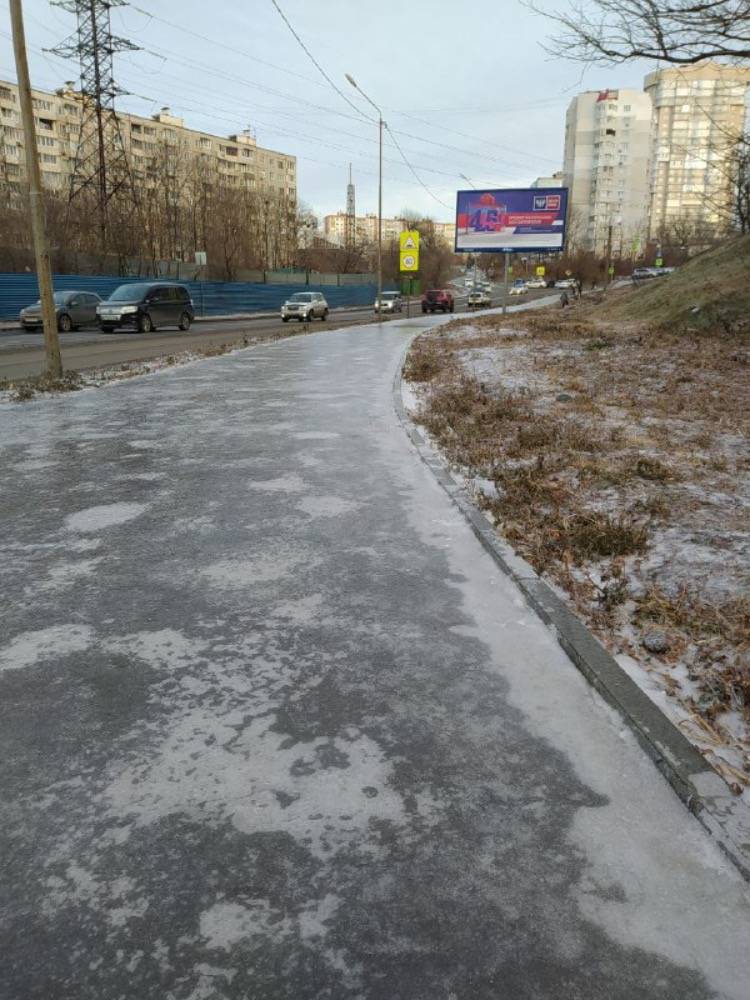 «Где очищенные тротуары?!»: УК забыли про Ленинский район Владивостока