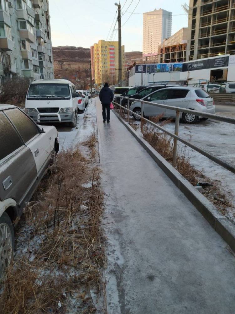 Заледенелые тротуары и дороги Владивостока привлекли внимание прокуратуры