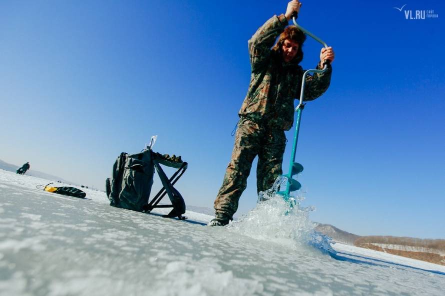 Любители зимней рыбалки проверяют лед в пригороде Владивостока