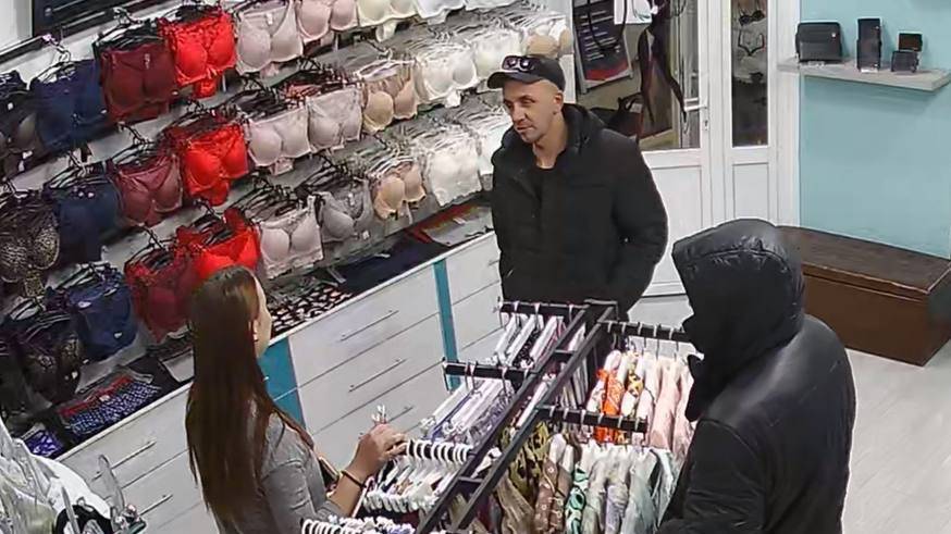 Двое мужчин угрожали девушке-продавцу в Приморье