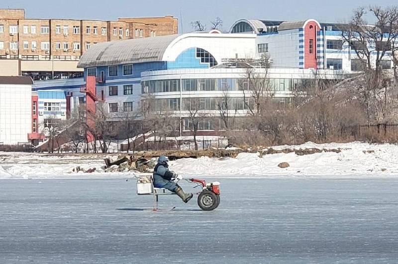 С ветерком: рыбака на странном «авто» заметили во Владивостоке