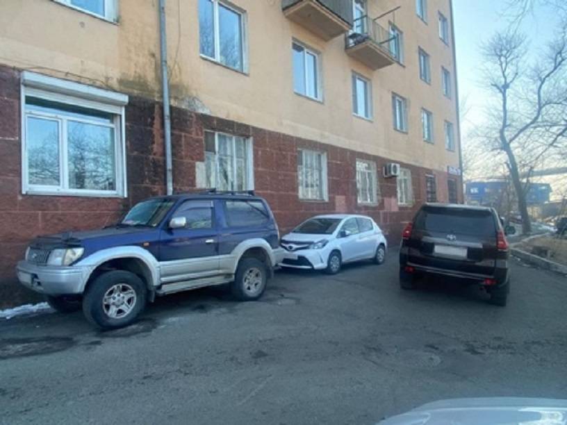 Водитель иномарки повредил несколько авто в одном из дворов Владивостока