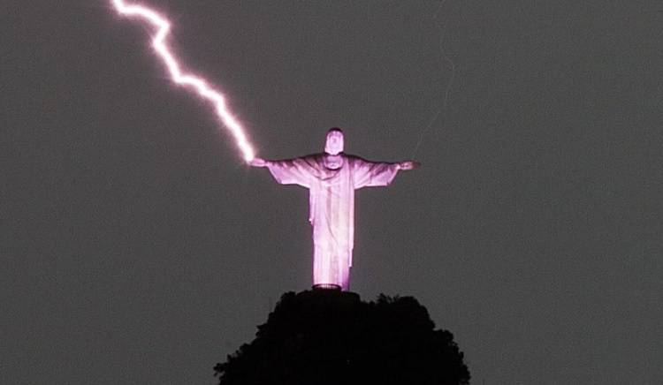 Молния поразила статую Иисуса Христа в Рио-де-Жанейро