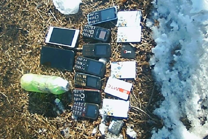 Тайники с сотовыми телефонами обнаружили возле ЛИУ-47 И СИЗО-3