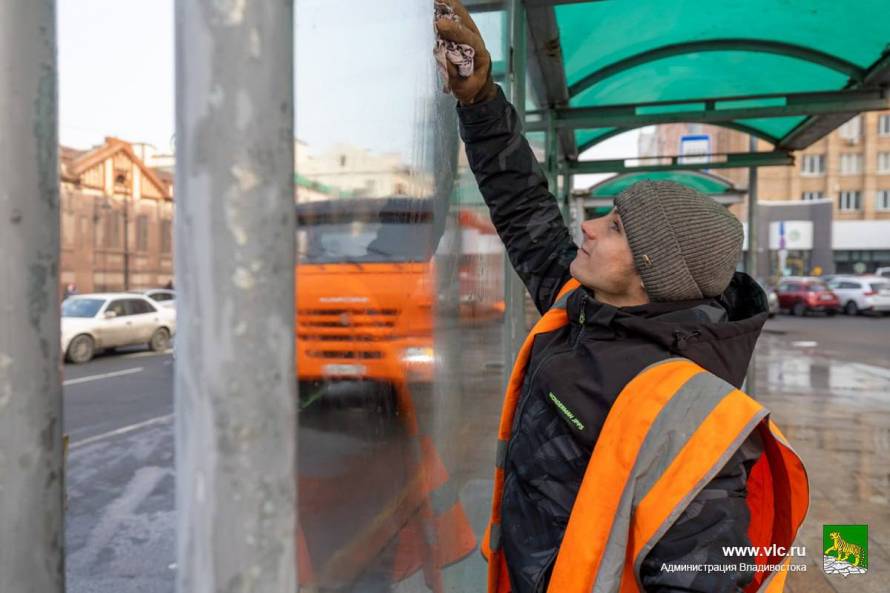 Переходы и остановки во Владивостоке отмоют от зимней грязи
