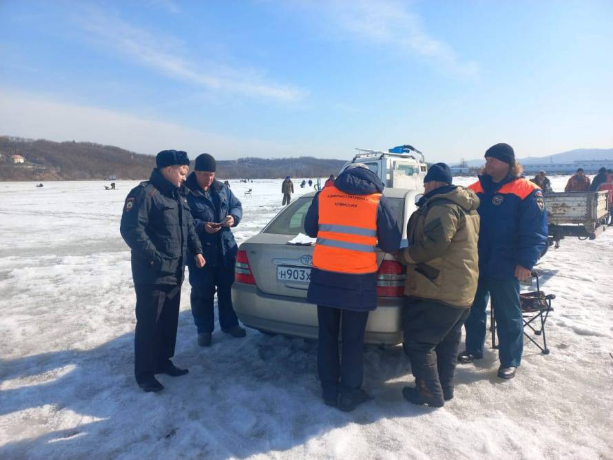 Трех рыбаков-экстремалов оштрафовали за выезд на лед во Владивостоке