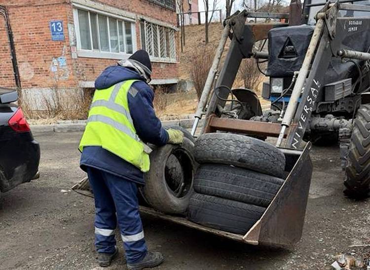 Работы ведутся круглосуточно: свалки старых шин вывозят с улиц Владивостока