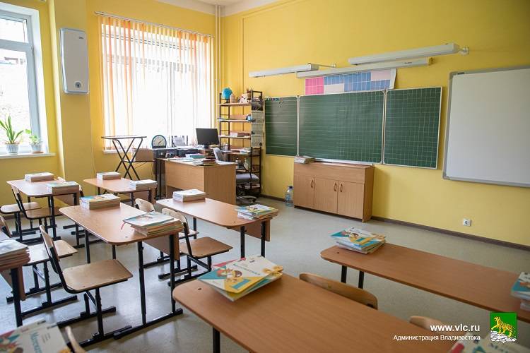 Во Владивостоке вводят свободное посещение школ из-за циклона