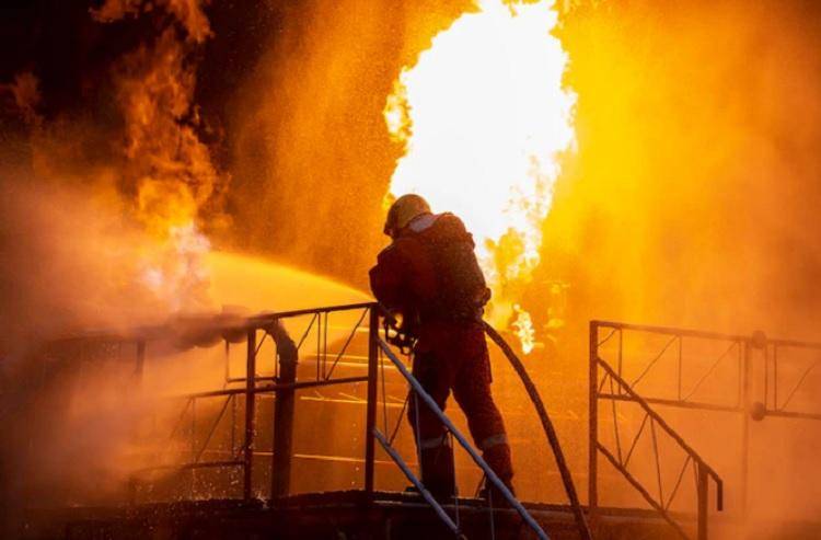 Восемь человек ликвидировали возгорание частного дома в Артеме